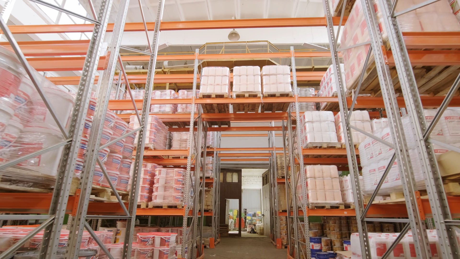 Almacén de distribución con estanterías organizadas y productos listos para entrega